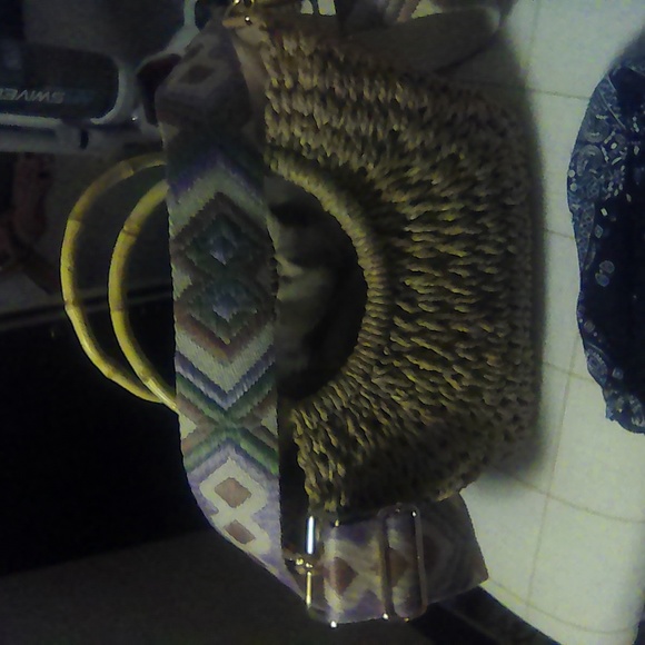 A beach bag with blue shoulder strap and beach hat - Picture 2 of 4